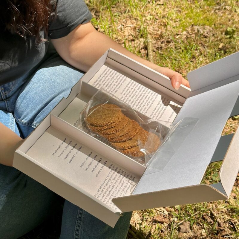 Caja especial con galletas gallegas inspiradas en la tradición oral y las cantareiras